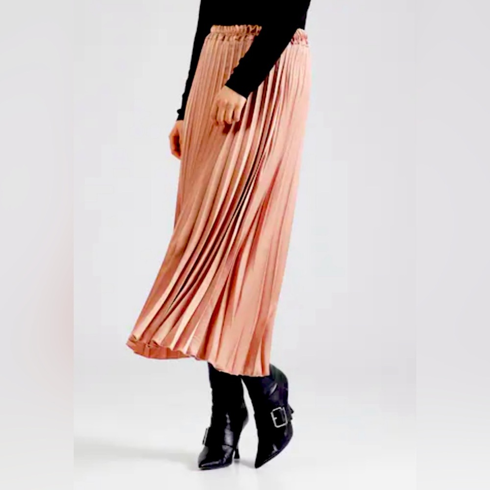 Metro wear midi skirt.